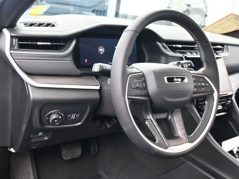 Used 2025 Jeep Grand Cherokee L Limited RWD image 16