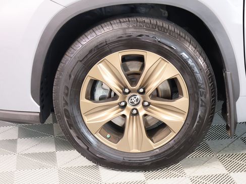 Used 2022 Toyota Highlander Bronze Edition FWD image 19