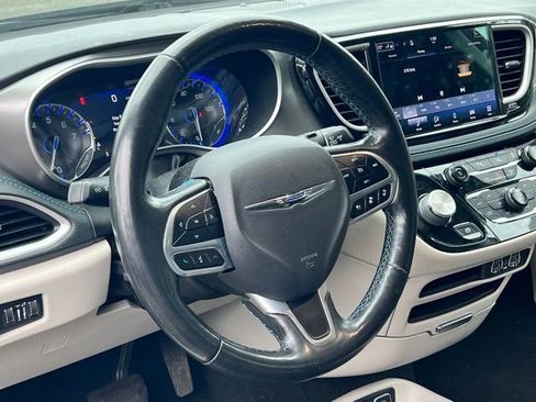 Used 2021 Chrysler Pacifica Touring-L FWD image 12