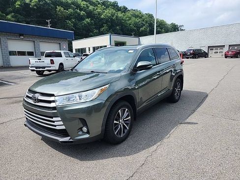 Used 2019 Toyota Highlander XLE AWD/4WD image 3