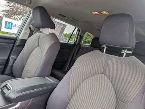 Used 2023 Toyota Highlander LE FWD image 19