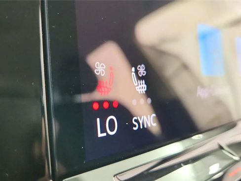 Used 2025 Volkswagen Atlas SE image 30