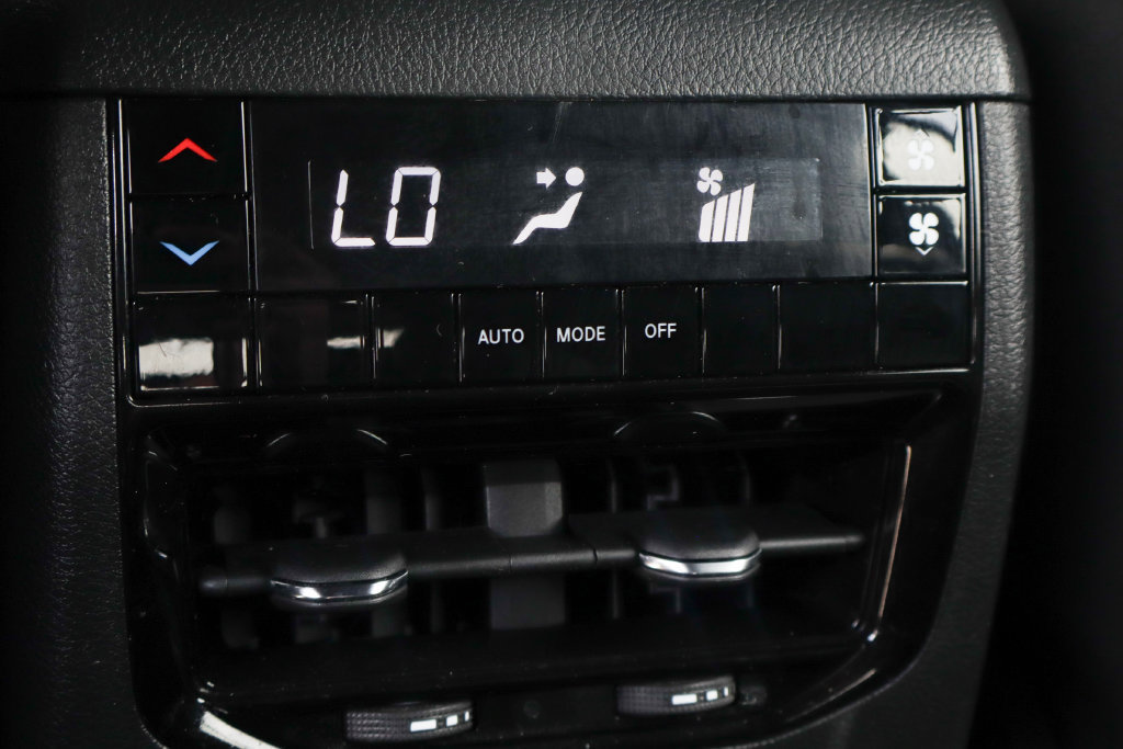 Used 2024 Jeep Grand Cherokee L Altitude AWD/4WD image 44