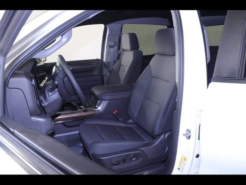 Used 2025 Chevrolet Silverado 1500 LT Trail Boss w/ Dark Appearance Package AWD/4WD image 3