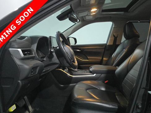 Used 2021 Toyota Highlander XLE AWD/4WD image 6