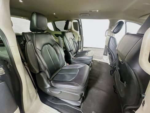 Used 2022 Chrysler Pacifica Touring-L FWD image 11