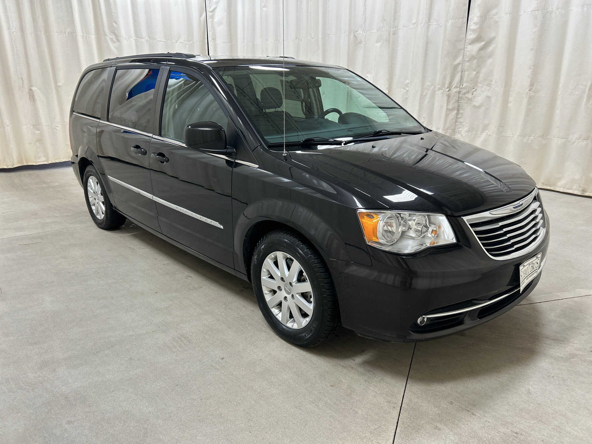 Used 2015 Chrysler Town & Country Touring FWD image 1