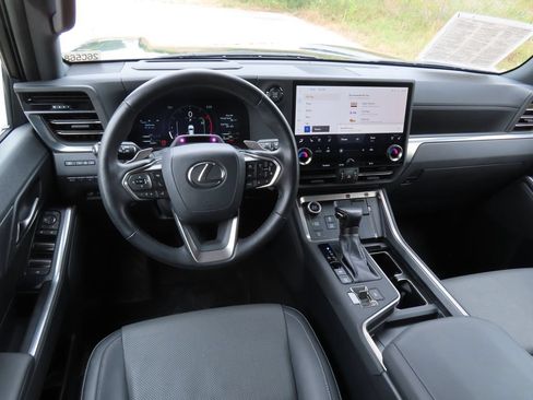 Used 2024 Lexus GX 550 w/ Cold Area Package AWD/4WD image 4
