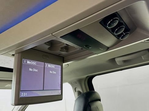 Used 2016 Chrysler Town & Country Touring-L image 28