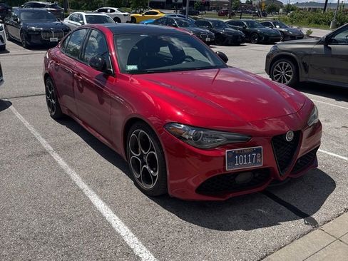 Used 2023 Alfa Romeo Giulia Veloce RWD image 2