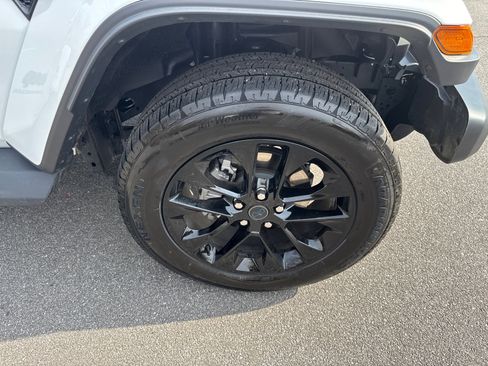 Used 2025 Jeep Wrangler Sahara image 11