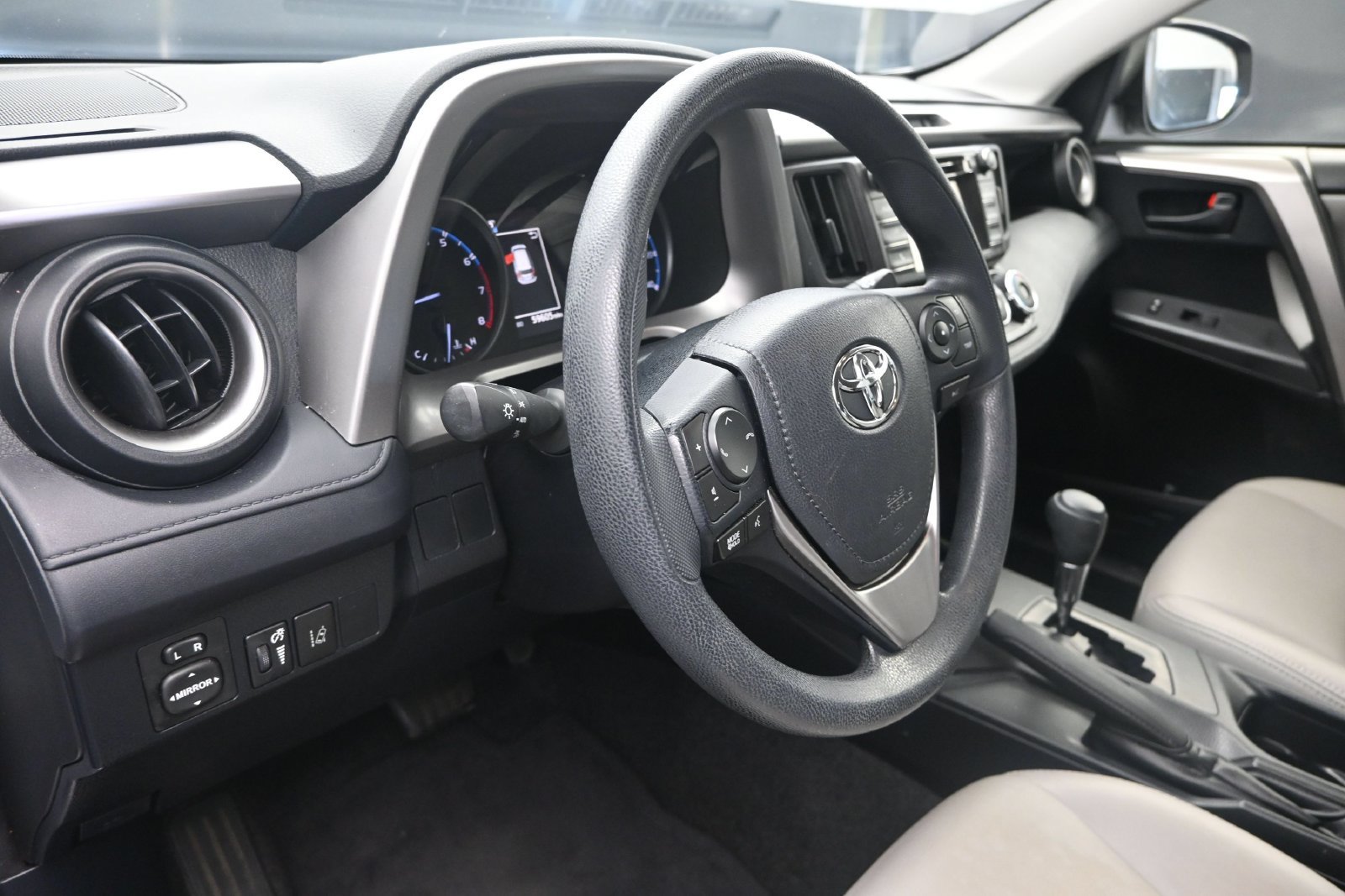 Used 2018 Toyota RAV4 LE FWD image 12