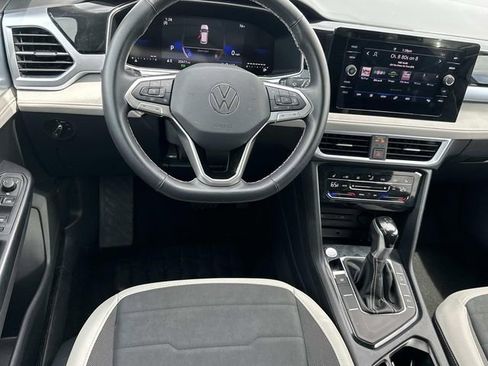 Used 2025 Volkswagen Taos SE FWD image 19