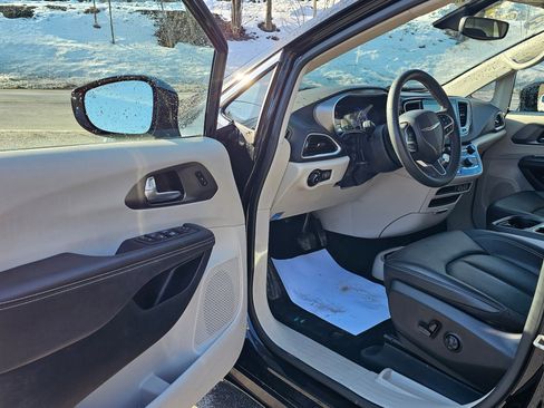 Used 2024 Chrysler Pacifica Touring-L image 25