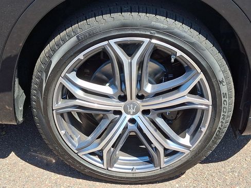 Certified 2023 Maserati Levante GT AWD/4WD image 8