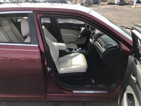Used 2018 Chrysler 300 Limited w/ Safetytec Plus Group image 23
