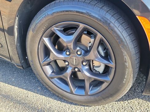 Used 2018 Chrysler Pacifica Limited w/ Advanced Safetytec Group FWD image 2