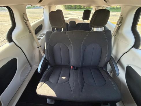 Used 2020 Chrysler Voyager L FWD image 17