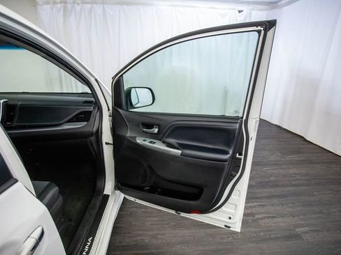 Used 2017 Toyota Sienna SE w/ SE Preferred Package image 17