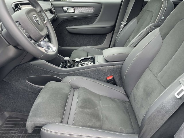Certified 2023 Volvo XC40 B5 Plus w/ Protection Package Premier AWD/4WD image 7
