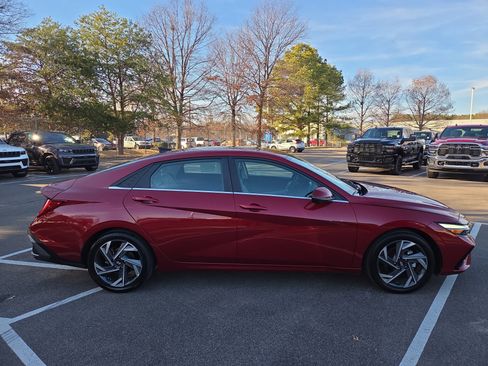Used 2024 Hyundai Elantra Limited image 6
