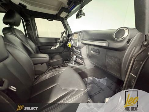 Used 2017 Jeep Wrangler Unlimited Sahara w/ Connectivity Group image 9