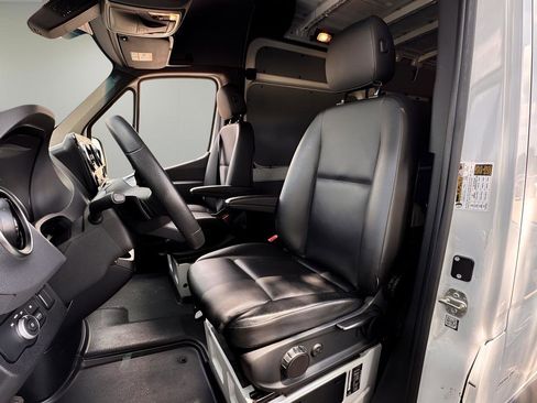 Used 2025 Mercedes-Benz Sprinter 2500 image 7