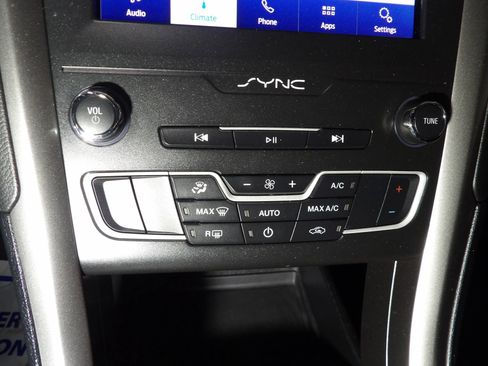 Used 2020 Ford Fusion SE image 14