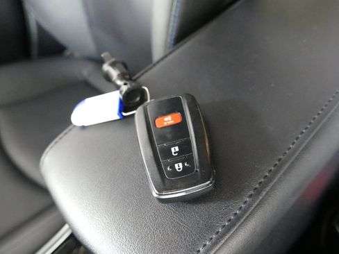 Used 2016 Toyota Prius Three Touring FWD image 18