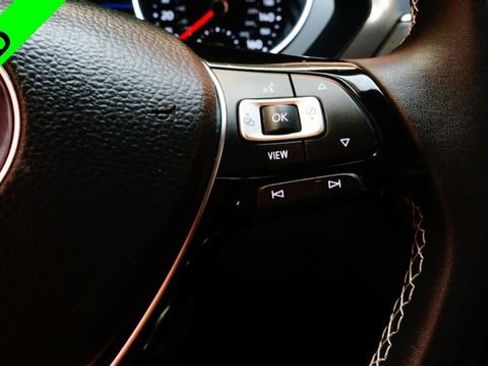 Used 2021 Volkswagen Tiguan SE w/ Panoramic Sunroof Package image 25