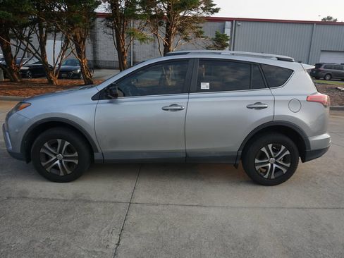 Used 2018 Toyota RAV4 LE FWD image 23
