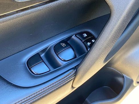 Used 2017 Nissan Rogue S image 13