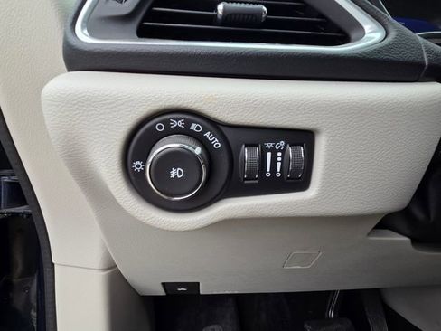 Used 2018 Chrysler Pacifica Touring-L Plus w/ Advanced Safetytec Group FWD image 13