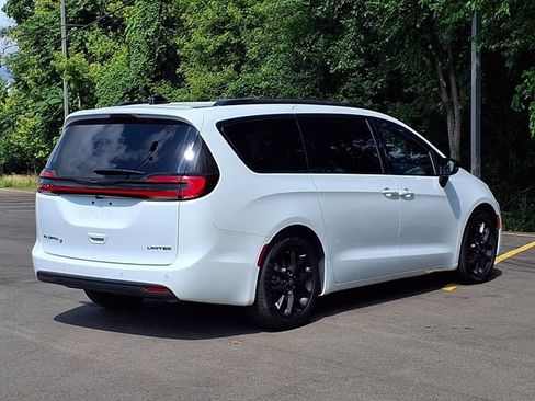 Used 2026 Chrysler Pacifica Limited w/ S Appearance Package FWD image 2