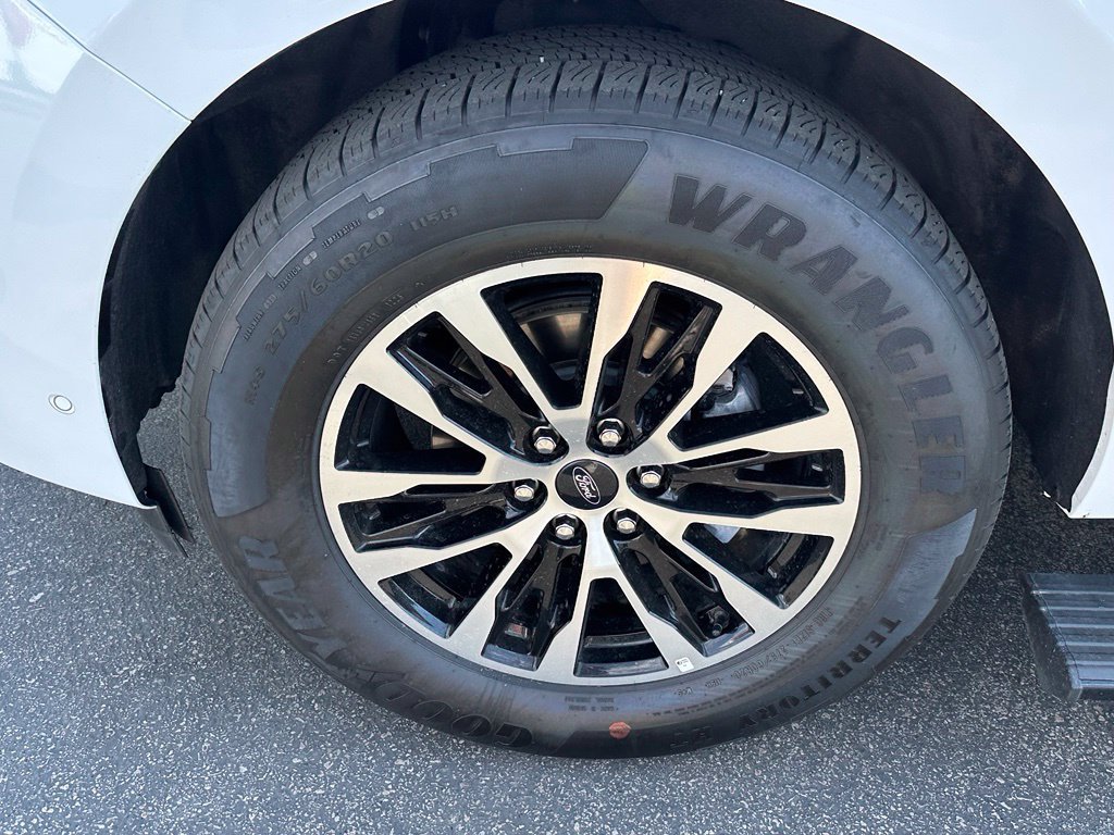 Certified 2025 Ford Expedition Platinum AWD/4WD image 16