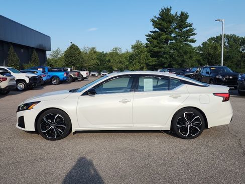Used 2023 Nissan Altima 2.5 SR w/ SR Premium Package FWD image 4