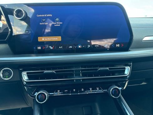 Used 2025 Chevrolet Traverse LT image 19