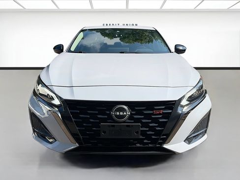 Used 2024 Nissan Altima 2.5 SR w/ SR Premium Package FWD image 2