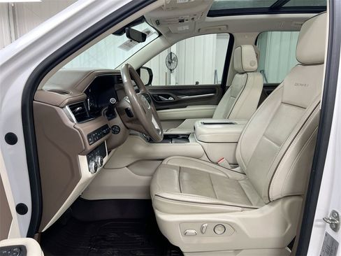 Used 2021 GMC Yukon XL Denali w/ Denali Premium Package image 19