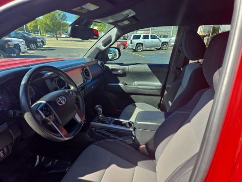 Used 2022 Toyota Tacoma TRD Sport w/ Technology Package image 10