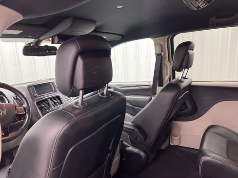 Used 2019 Dodge Grand Caravan SXT image 12
