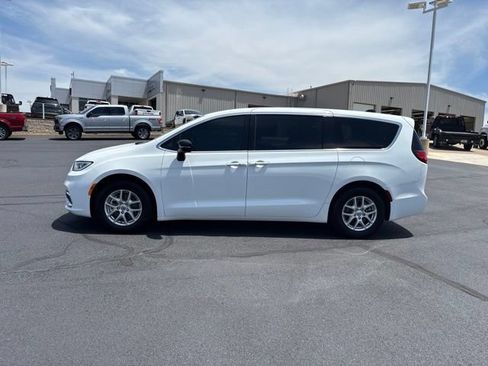 Used 2025 Chrysler Pacifica Select FWD image 8