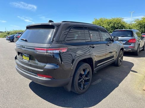 Used 2025 Jeep Grand Cherokee Altitude AWD/4WD image 5