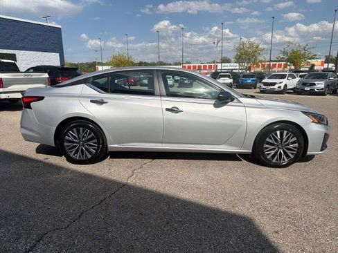 Used 2024 Nissan Altima 2.5 SV FWD image 6
