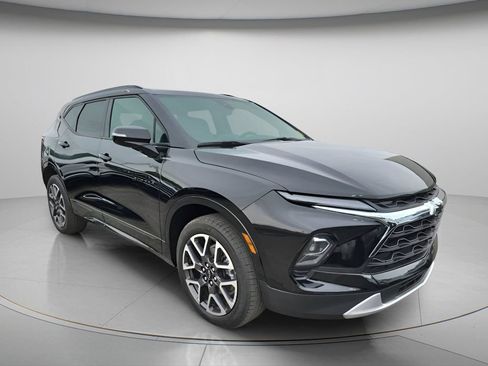 Used 2025 Chevrolet Blazer RS FWD image 1