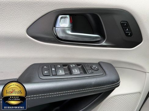 Used 2024 Chrysler Pacifica Touring-L FWD image 8