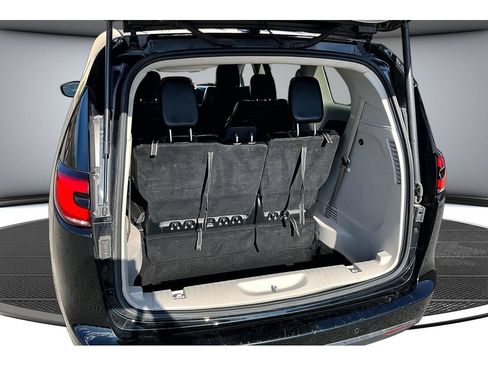 Used 2024 Chrysler Pacifica Touring-L FWD image 39
