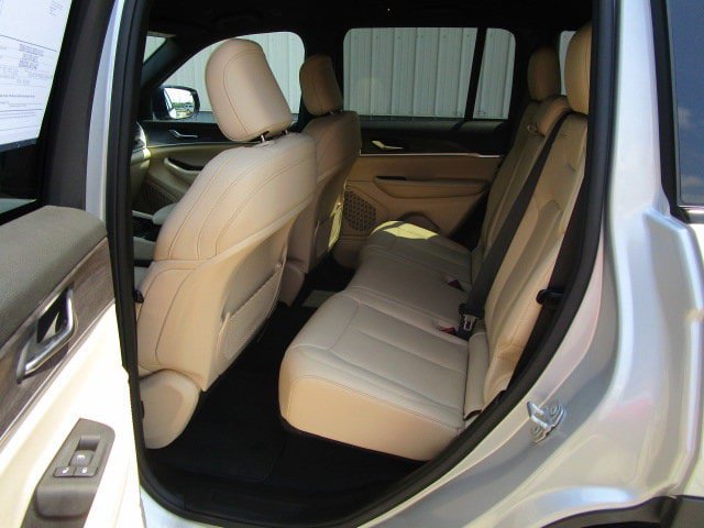 Used 2024 Jeep Grand Cherokee Limited AWD/4WD image 10