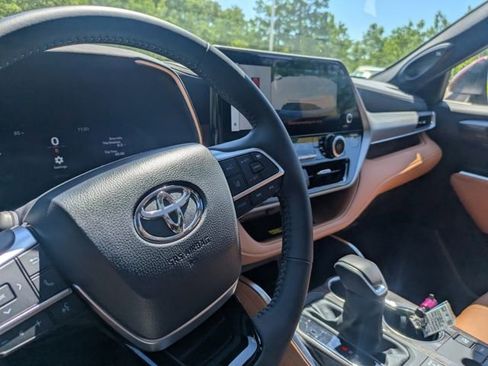 Used 2025 Toyota Highlander Platinum AWD/4WD image 35