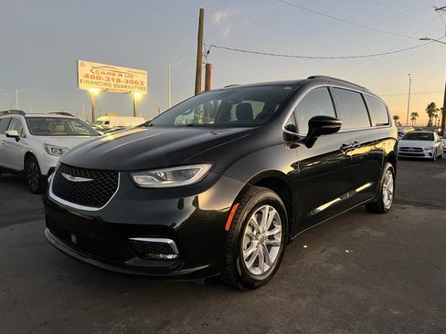 Used 2022 Chrysler Pacifica Touring image 1